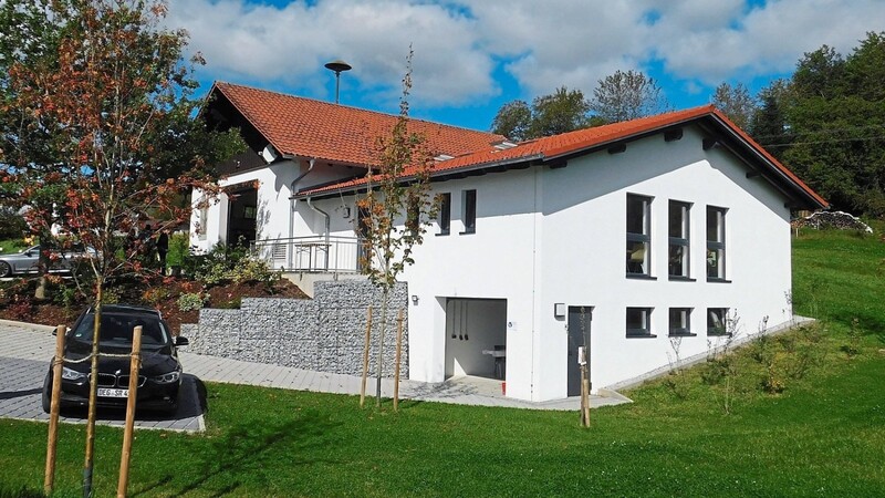 Das neue Dorfgemeinschaftshaus fügt sich als Anbau an das Winsinger Feuerwehrgerätehaus hervorragend in die Landschaft am Ortsrand von Winsing ein. Die Abrechnung konnte mittlerweile abgeschlossen werden.