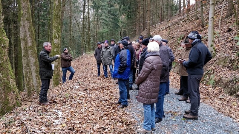 Forstbetriebsleiter Fritz Meier stellt den Besuchern der FBG Aiglsbach seine Wälder vor.