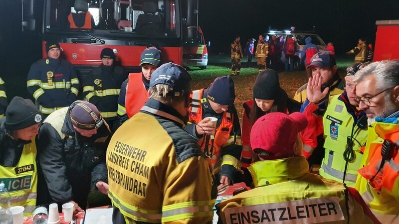 Die Vermisstensuche begann schon am Sonntagabend. Kräfte von Polizei und Feuerwehr aus Bayern teilen das Suchgebiet ein.
