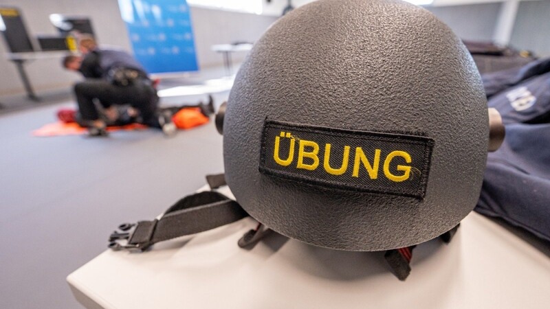 "Übung" steht auf einem Helm im 2020 eröffneten Polizei-Trainingszentrum Regensburg. Straubing wartet auf die Realisierung einer solchen Einrichtung für das Präsidium Niederbayern.