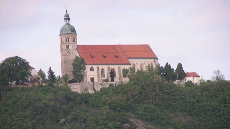 Der prägnante Blick auf die Wallfahrtskirche und den Felsenhang von Südwesten her.