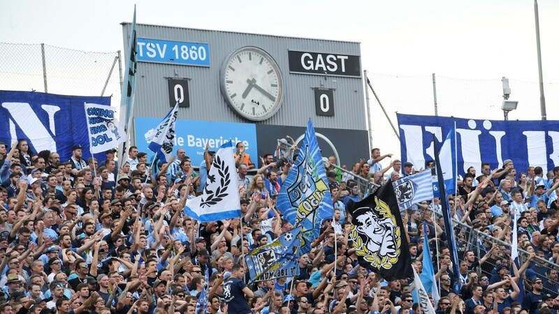 Fans in der Westkurve des Grünwalder Stadions.