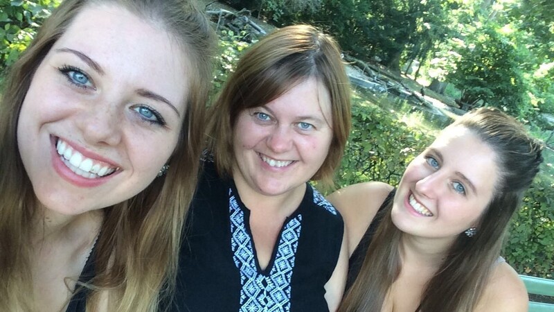 Wie beste Freundinnen: Ines verbringt gerne Zeit mit ihrer Mama und ihrer Schwester (von rechts).
