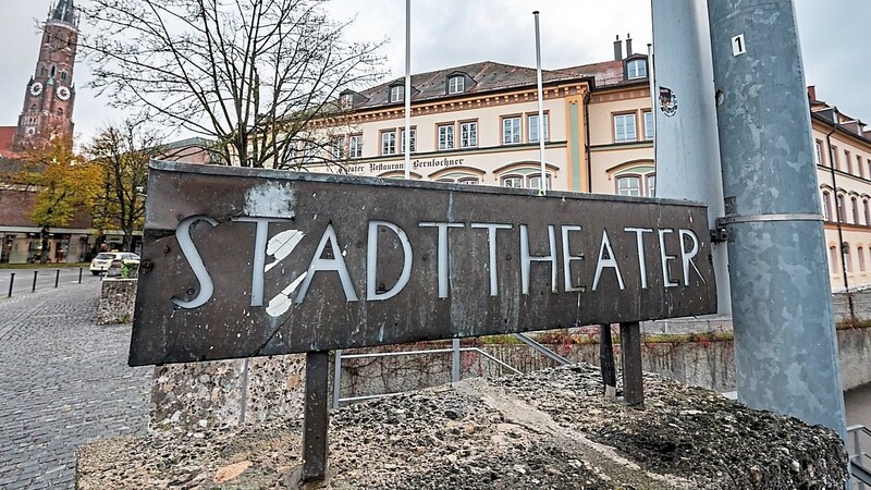 Nicht nur das Schild, auch das Theater selbst ist in die Jahre gekommen und bedarf dringend der Sanierung. Aktuell jedoch sieht es mit der Finanzierung der Maßnahme düster aus.