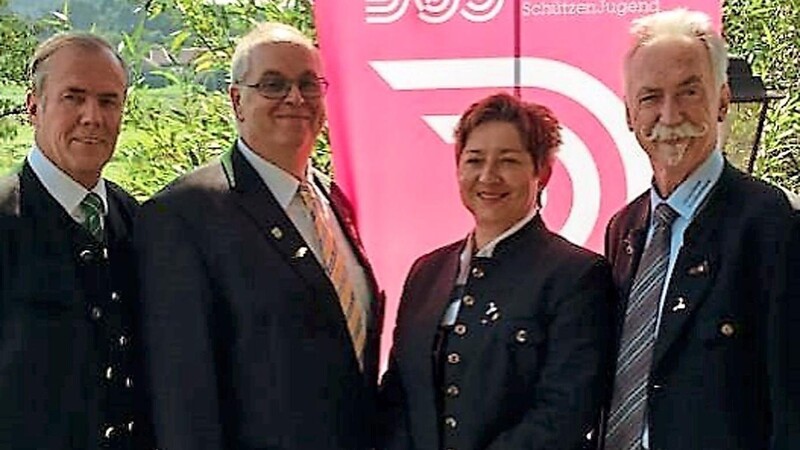 Evi Benner-Bittihn zusammen DSB-Präsident Hans-Heinrich von Schönfels, Vizepräsident Stefan Rinke, OSB-Präsident Franz Brunner (von links).