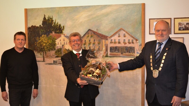 Marktgemeinderat Franz Bauer senior (Mitte) bei der Übergabe des Geschenks durch Bürgermeister Thomas Einwang (rechts) und 2. Bürgermeister Manfred Rott (links) .