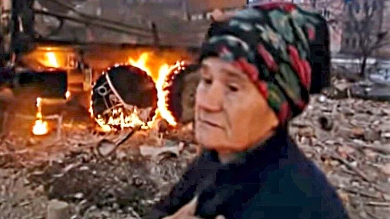 Eine Frau in der zerbombten Stadt Grosny - im Winter 1994/95 berichtete Spiegel TV über den Tschetschenienkrieg.