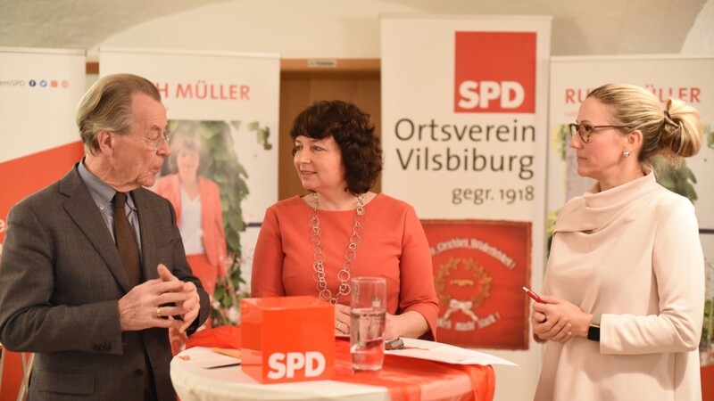 In einer lockeren Gesprächsrunde unter Moderation von Ruth Müller (Mitte) sprachen Sibylle Entwistle (rechts) und Franz Müntefering über ein breites Feld politischer Themen mit einem Schwerpunkt auf Generationen-Politik.