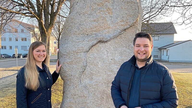 Melanie und Benjamin Taitsch vor dem Franz-Josef-Strauß-Denkmal. Der 28-Jährige zählt sich zu einem der letzten Jungen der "Generation Stoiber".