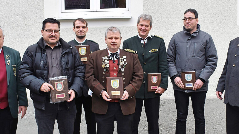 Ehrungen gab es für die Vereine - hier ihre jeweiligen Vertreter - von zweitem Bezirksschützenmeister Heinrich Aigner (links) und Gauschützenmeister Maximilian Holzmayr (rechts).