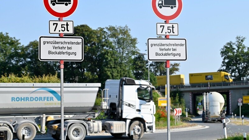 Schilder zum Fahrverbot für den LKW-Transitverkehr im Inntal.