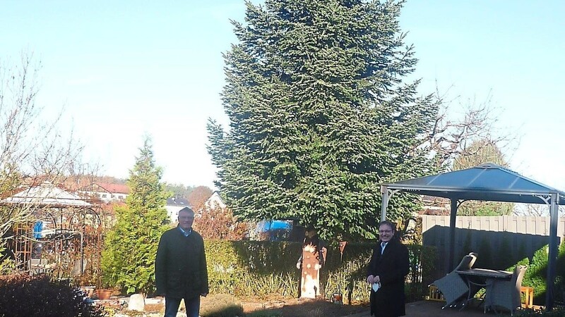 Die beiden Bürgermeister Sepp Marchl (links) und Martin Stoiber verfolgten die Fällung des Christbaums.