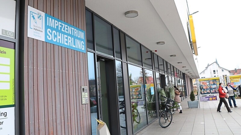 In den Oberpfälzer Impfzentren - wie hier in Schierling im Landkreis Regensburg - haben schon rund 162.000 Bürger die Corona-Erstimpfung erhalten.