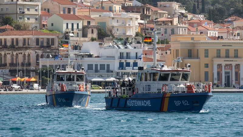 Schiffe der EU sollen Waffenschmuggel nach Libyen unterbinden - die Routen der Migranten sollen sie dabei tunlichst meiden.