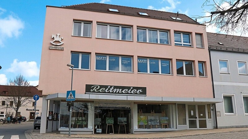 Das Erdgeschoss des ehemaligen Kaufhauses Reitmeier hat die Stadt bereits gemietet und hier die Stadtwerkstatt eingerichtet; der erste Stock steht seit dem Umzug von Matt Optik in seinen Neubau im Gewerbegebiet an der Regensburger Straße leer.