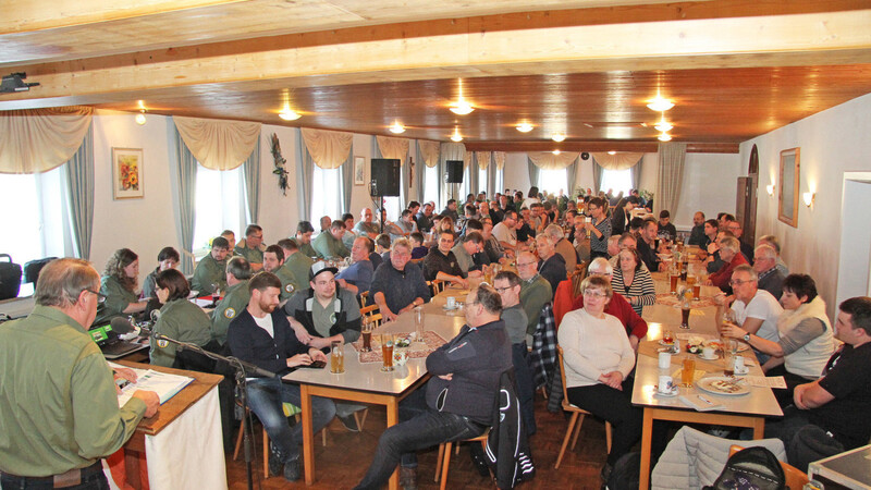 Rappelvoll war der Saal bei der Jahreshauptversammlung der Sportfischer Dorfen-Altenerding.