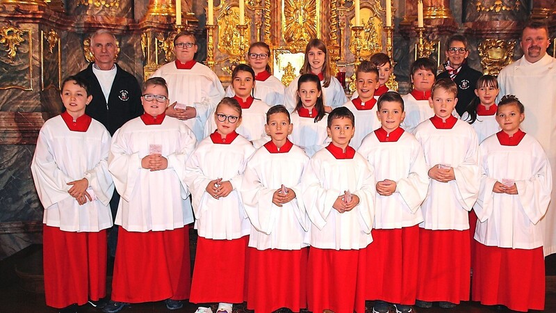 Stolz trugen die 17 neuen Altardiener das erste Mal das liturgische Kleid.