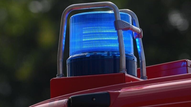 Ein Blaulicht leuchtet auf dem Dach eines Einsatzfahrzeugs der Feuerwehr.