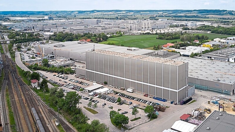 Das Kompetenzzentrum E-Antriebsproduktion in Dingolfing wird von dem neuen Versorgungszentrum mit Teilen beliefert.