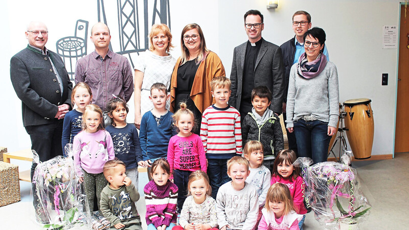 Gratulation den neuen Leiterinnen des Kindergartens Eva Göttl und Rosa Huber (mitte).