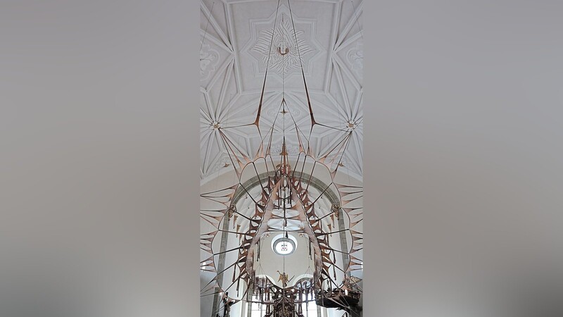 In der Dreieinigkeitskirche sind drei Gebilde mit mehr als 200 Nylonstrumpfhosen entstanden.