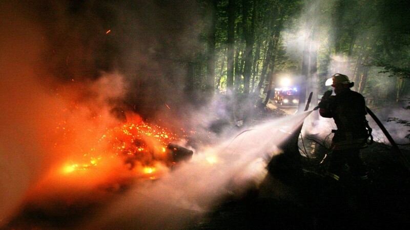 Die Regierung von Niederbayern hat wegen der drohenden Waldbrandgefahr Beobachtungsflüge angeordnet. (Symbolbild)
