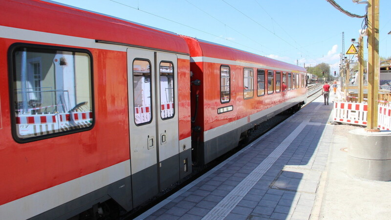 Am Bahnhof in Straubing ist der barrierefreie Ausbau in vollem Gange. (Archivbild)