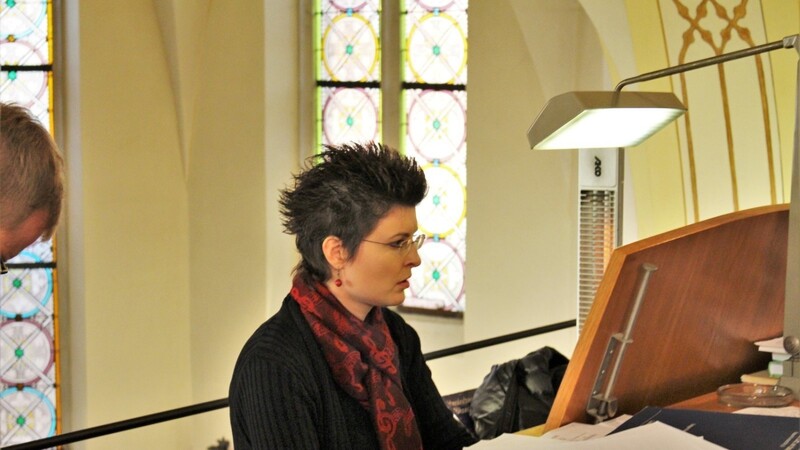 Orgelvirtuosin Angela Metzger interpretierte Bachs D-Dur Praeludium BWV 532 mit erstaunlichem Tempo.