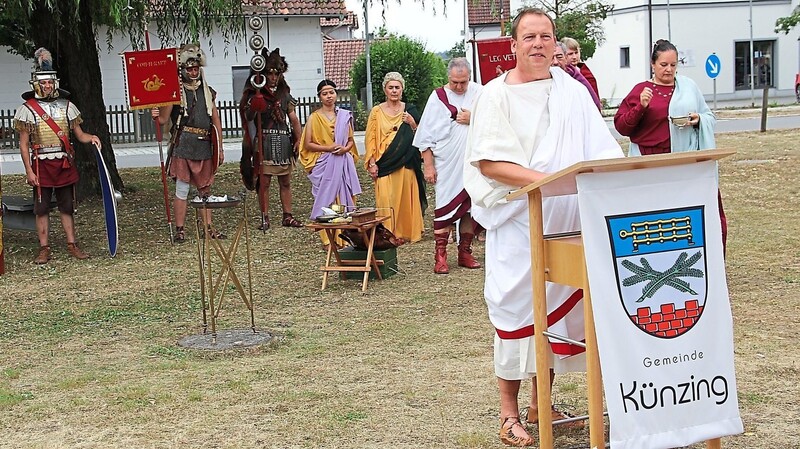 Bürgermeister Siegfried Lobmeier eröffnete - in eine Toga gekleidet - die Römertage.