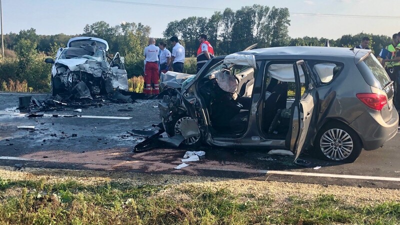 Schrecklicher Unfall am frühen Donnerstagabend auf der Bundesstraße B8 bei Pfatter im Landkreis Regensburg. Dabei kam ein Mann ums Leben.