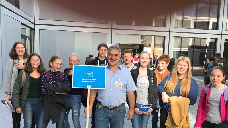 Eine Delegation von Schülern des Montgelas-Gymnasiums nahm am Auftakt der MINT-Woche in Landshut teil.