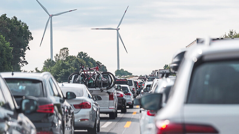 Der Bestand an Fahrzeugen sei ständig gestiegen, stellen die Experten fest. Auch wenn diese sparsamer oder elektrisch betrieben seien, sei in der Energiebilanz "überhaupt nichts gewonnen".