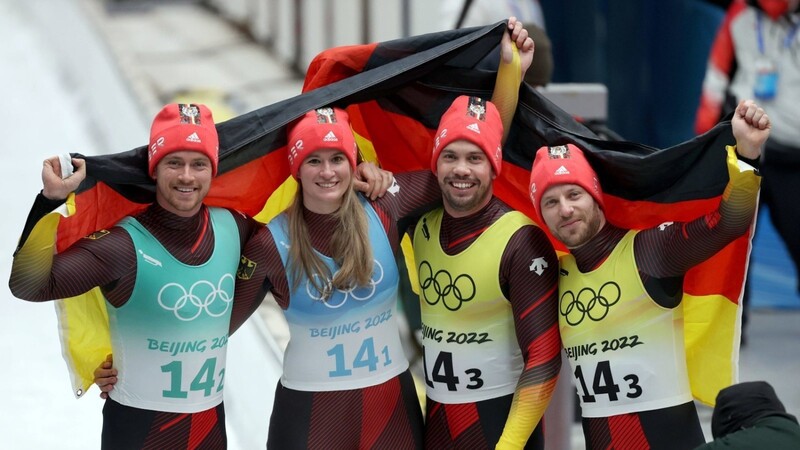 So sehen Sieger aus: Johannes Ludwig, Natalie Geisenberger, Tobias Wendl, and Tobias Arlt (v.l.n.r.) haben in der Teamstaffel Gold geholt.