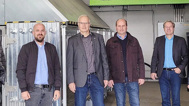 Die Besucher um Norbert Zösch (l.), Andreas Engl, Dr. Andreas Colli, Wolfgang Beck, Harald Zwander und Achim Schober vor dem Haßfurter Elektrolyseur.