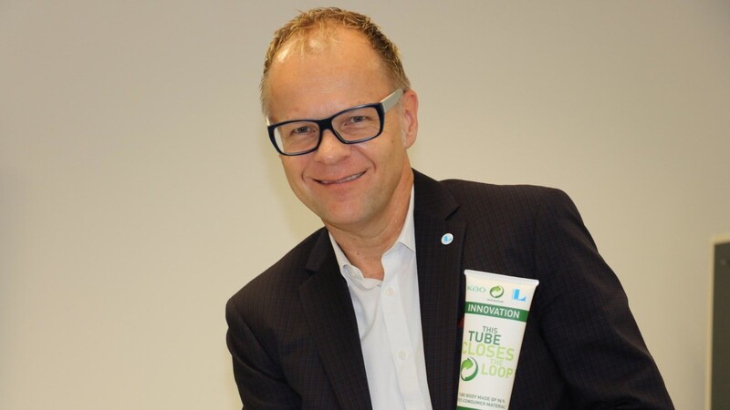 Johannes Schick, Geschäftsführer der Linhardt-Gruppe, mit der innovativen Tube.