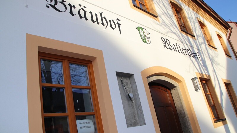 "Heute leider geschlossen": Im Fenster des Bräuhofs hängt ein Zettel. Das Gasthaus ist aktuell nicht mehr in Betrieb.