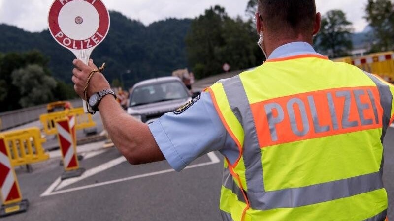 Die von Innenminister Horst Seehofer (CSU) veranlassten schärferen Grenzkontrollen sorgen für neue Aufregung im Verkehrsstreit zwischen Deutschland und Österreich (Symbolbild).
