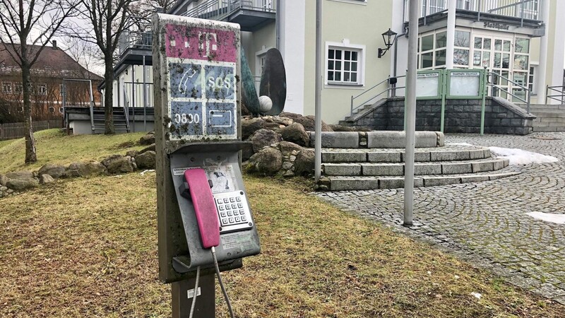 Als ob es häufig genutzt würde, sieht das öffentliche Telefon vor der Stadthalle ohnehin nicht mehr aus.