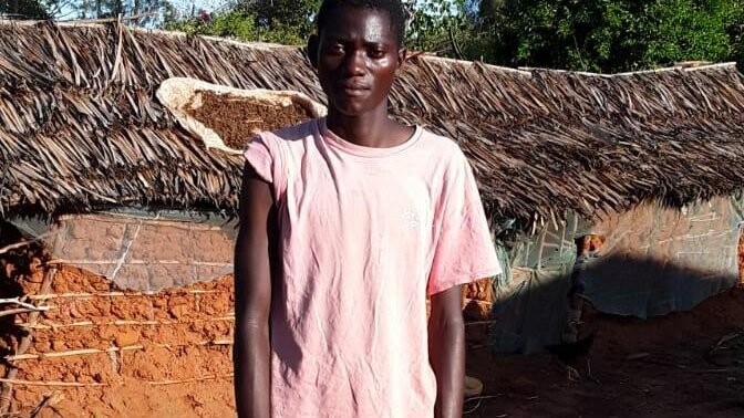 Randu ist eines von acht Kindern armer Bauerneltern, die der Schule bereits die Schulgebühren für die Grundschule schuldig bleiben mussten.