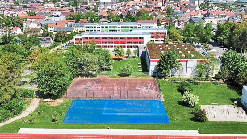 Der blaue Bereich markiert die Fläche, wo zwischen Mittelschule und Schulsportplatz die Pumptrack-Anlage entstehen soll.