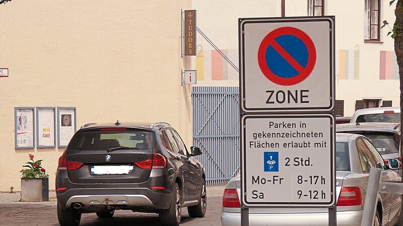 Schilder, die das Zonenhalteverbot mit allen weiteren Vorgaben rund um das Parken ausweisen, stehen etwa gegenüber des Kastenhofs. Besonders relevant ist die Formulierung "in gekennzeichneten Flächen erlaubt".