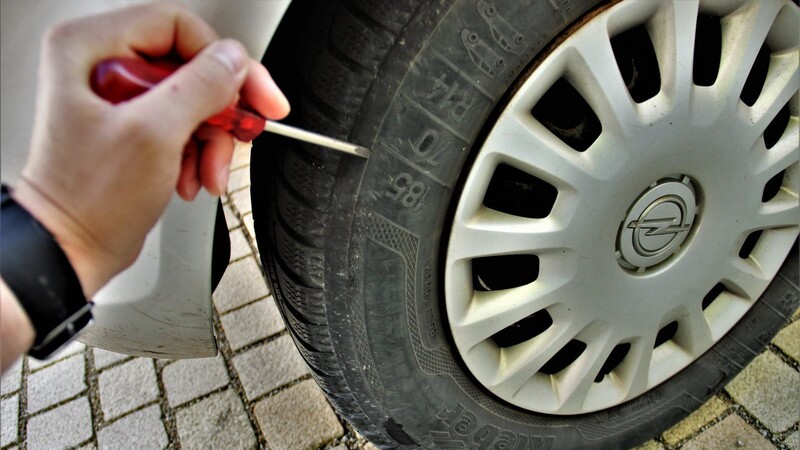 Schon wieder hat ein Unbekannter Reifen eines Fahrzeugs in Furth zerstochen.