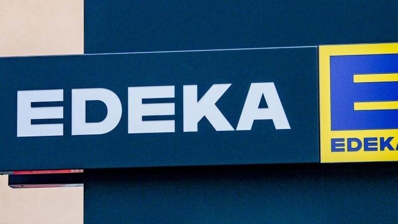 Das Logo vom Einzelhändler Edeka. Foto: Jens Kalaene/dpa-Zentralbild/ZB/Archivbild