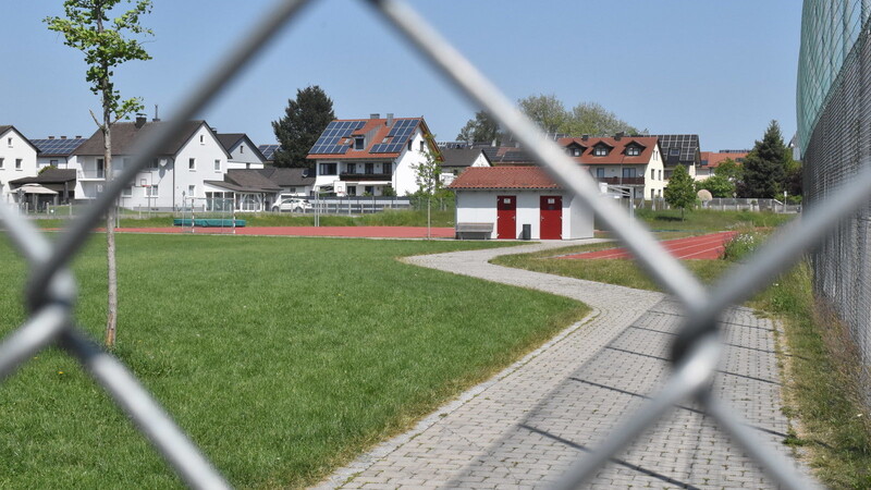 Nicht mehr betreten kann man in diesen Tagen den Bolzplatz bei der Schulsportanlage in Geisenhausen. Er ist jetzt gesperrt.