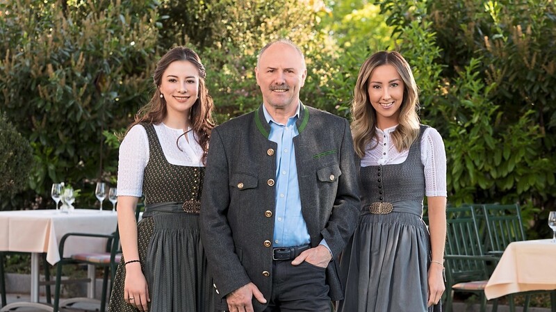 Franz Hopper mit seinen Töchtern Franziska (links) und Angela Hopper. Sie führen den Landshuter Hof als Familienbetrieb.