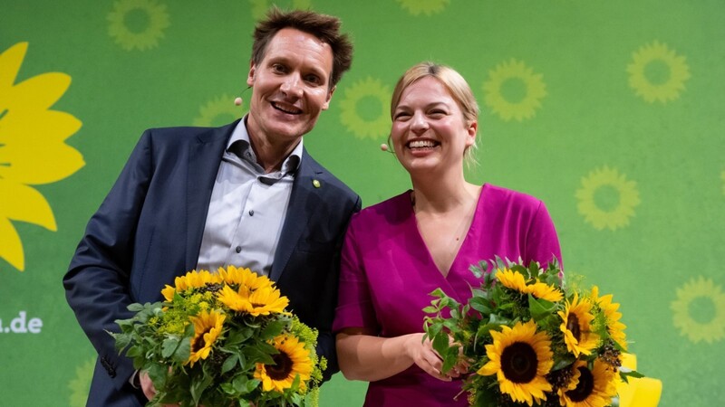 Mit einem sehr guten Ergebnis von 95,3 Prozent Zustimmung der Delegierten ziehen Ludwig Hartmann und Katharina Schulze als Spitzenduo der Grünen in den Landtagswahlkampf im kommenden Jahr.
