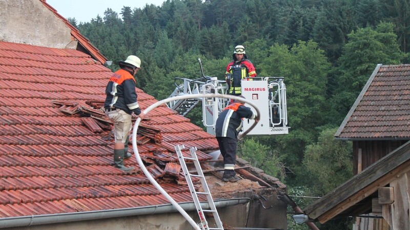 Zu einem Dachstuhlbrand rückten die Feuerwehren im westlichen Landkreis aus.