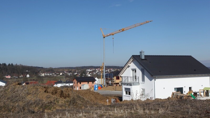 Vielerorts in Rottenburg - nicht nur im Baugebiet "Amermaier Berg" - gehören Baukräne gerade zum gewohnten Bild. Die Statistik der Bauverwaltung zeigt, dass vergangenes Jahr 97 Bauanträge gestellt wurden.