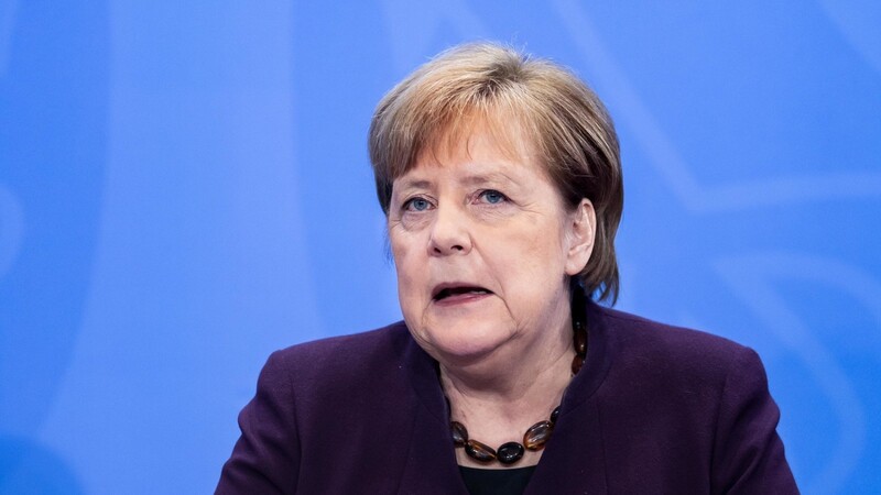 Kanzlerin Angela Merkel verspricht beim Integrationsgipfel ein entschiedeneres Vorgehen gegen Rechtsextremismus und Rassismus.