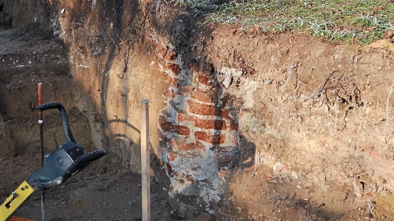 Bei Grabungsarbeiten entdeckten Archäologen eine ältere Friedhofsmauer, die in einem Befestigungsgraben saß.